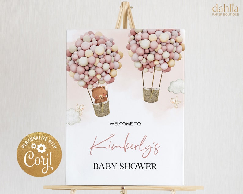 Puede incluir: Un cartel blanco con acentos rosados y marrones que presenta dos globos aerost&aacute;ticos llenos de globos rosados y crema. Los globos llevan un osito de peluche y un p&aacute;jaro. El cartel dice "Bienvenido al Baby Shower de Kimberly".