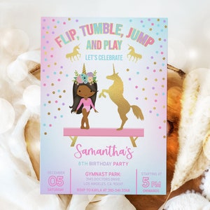K&ouml;nnte beinhalten: Eine rosa und blaue Einladung mit einem goldenen Einhorn und einer Turnerin auf einem rosa Schwebebalken. Die Einladung lautet "Flip, Tumble, Jump and Play" und "Let's Celebrate". Sie ist f&uuml;r Samanthas 8. Geburtstagsparty im Gymnast Park am 5. Dezember um 17 Uhr.