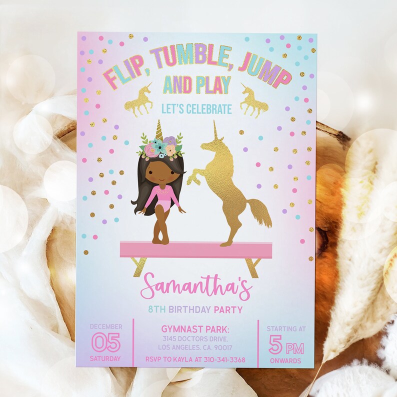 K&ouml;nnte beinhalten: Eine rosa und blaue Einladung mit einem goldenen Einhorn und einer Turnerin auf einem rosa Schwebebalken. Die Einladung lautet "Flip, Tumble, Jump and Play" und "Let's Celebrate". Sie ist f&uuml;r Samanthas 8. Geburtstagsparty im Gymnast Park am 5. Dezember um 17 Uhr.