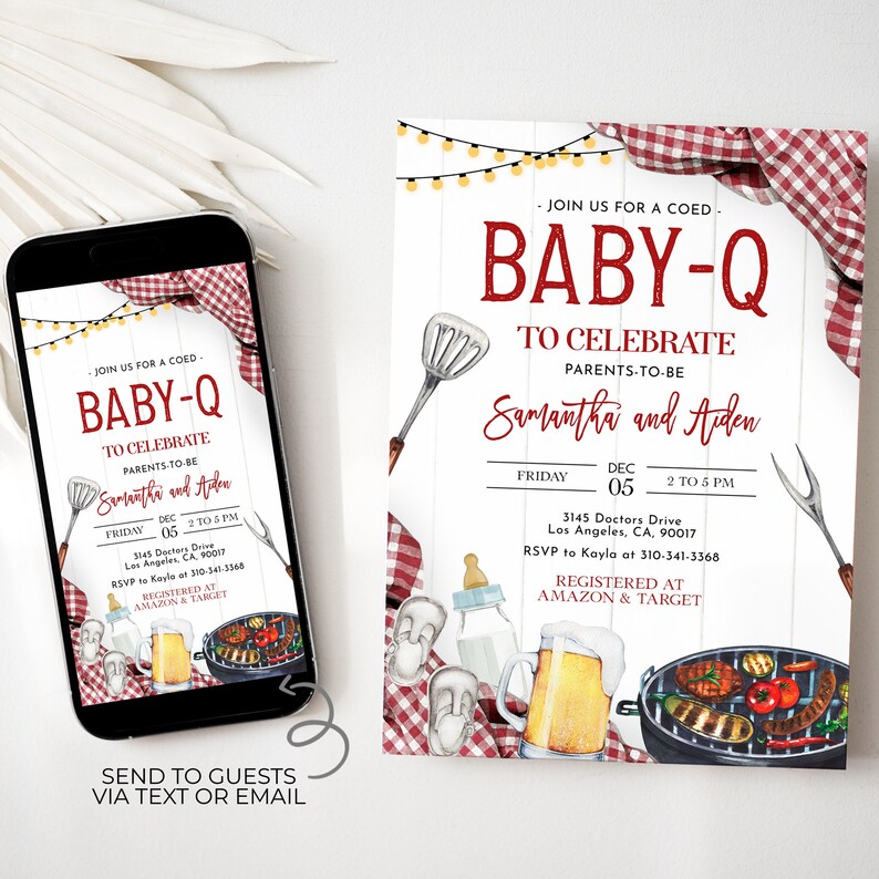Op de afbeelding: Een uitnodiging voor een babyshower met een rood-wit geruite achtergrond. De uitnodiging toont een barbecue, een bierglas, een babyfles en een spatel. De tekst op de uitnodiging luidt "Join us for a coed Baby-Q to celebrate parents-to-be Samantha and Aiden. Friday, December 05, 2 to 5 PM. 3145 Doctors Drive, Los Angeles, CA, 90017. RSVP to Kayla at 310-341-3368. Registered at Amazon & Target."