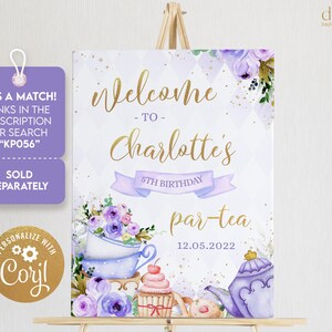 Puede incluir: Un cartel de bienvenida morado y dorado para una fiesta de cumplea&ntilde;os n&uacute;mero 5 con el texto "Welcome to Charlotte's 5th Birthday Par-Tea 12.05.2022". El cartel presenta un dise&ntilde;o de acuarela con tazas de t&eacute;, cupcakes y una tetera.
