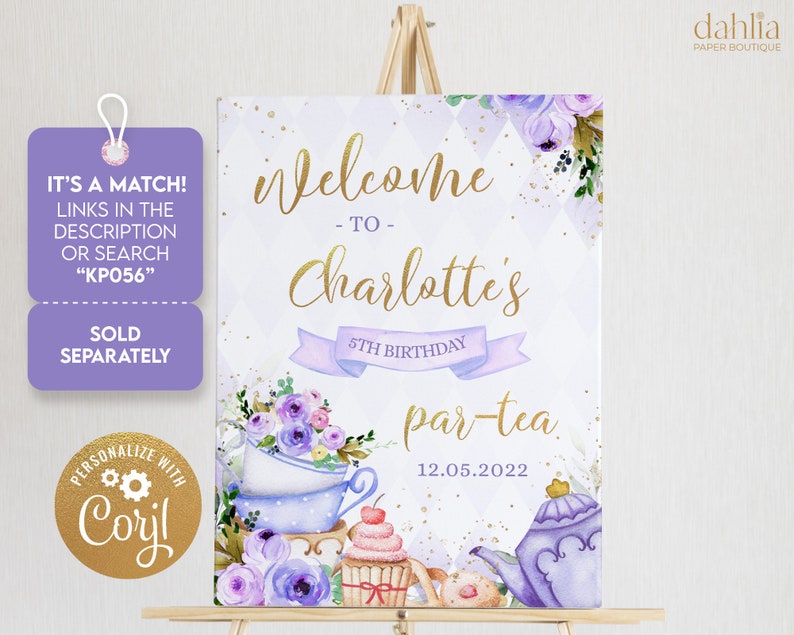 Puede incluir: Un cartel de bienvenida morado y dorado para una fiesta de cumplea&ntilde;os n&uacute;mero 5 con el texto "Welcome to Charlotte's 5th Birthday Par-Tea 12.05.2022". El cartel presenta un dise&ntilde;o de acuarela con tazas de t&eacute;, cupcakes y una tetera.