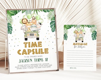 Könnte beinhalten: Ein grünes und goldenes Zeitkapsel-Schild mit Dschungeltier-Motiv. Das Schild trägt die Aufschrift "Time Capsule" und "To be opened when Jackson turns 18". Es zeigt einen grünen Jeep, in dem Dschungeltiere fahren. Das Schild enthält auch Anweisungen, eine Nachricht für Jackson zu schreiben.
