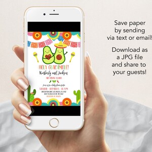 Pu&ograve; includere: Un invito digitale per una festa di nascita a tema messicano. L'invito presenta due avocado cartoon che tengono un cuore e il testo "Holy Guacamole! Kimberly e Jackson stanno aspettando un bambino!" L'invito include anche la data e l'ora dell'evento, nonch&eacute; la posizione.