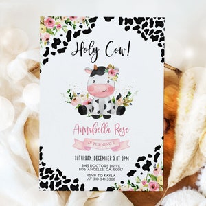 Pu&ograve; includere: Una mucca rosa e bianca con fiori sulla testa &egrave; su uno sfondo bianco con stampa di mucca bianco e nero. Il testo "Holy Cow!" &egrave; nella parte superiore dell'immagine. Il testo "Annabella Rose is turning 2" &egrave; sotto la mucca. Il testo "Saturday, December 5 at 5pm" &egrave; sotto il testo su Annabella Rose. Il testo "3145 Doctors Drive, Los Angeles, CA, 90017" &egrave; sotto la data e l'ora. Il testo "RSVP to Kayla at 310-341-3368" &egrave; nella parte inferiore dell'immagine.