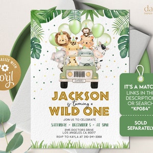 Pu&ograve; includere: Un invito per una festa di primo compleanno a tema giungla, in verde e oro, con una jeep di cartoni animati che trasporta animali. L'invito dice "Jackson compie un anno" e include la data, l'ora e le informazioni per RSVP.