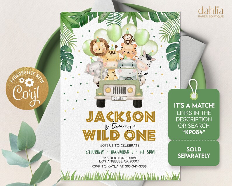 Pu&ograve; includere: Un invito per una festa di primo compleanno a tema giungla, in verde e oro, con una jeep di cartoni animati che trasporta animali. L'invito dice "Jackson compie un anno" e include la data, l'ora e le informazioni per RSVP.