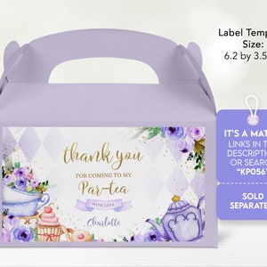 Puede incluir: Caja de regalo morada y dorada con un mensaje de agradecimiento para una fiesta de t&eacute;. La caja tiene un asa y est&aacute; decorada con un dise&ntilde;o floral de acuarela. El texto dice "Gracias por venir a mi fiesta del t&eacute; con amor Charlotte".