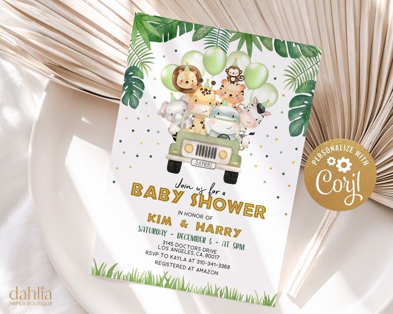 Pu&ograve; includere: Un invito a una baby shower verde e dorato con tema giungla. L'invito presenta una jeep dei cartoni animati con animali come un leone, una scimmia, una giraffa, una zebra e un elefante. Il testo sull'invito recita "Unisciti a noi per una Baby Shower in onore di Kim & Harry, sabato 5 dicembre alle 17:00, 3145 Doctors Drive, Los Angeles, CA 90017, RSVP a Kayla al 310-341-3368, Registrato su Amazon".