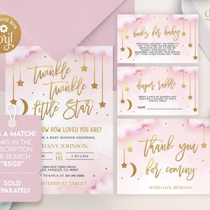 Może przedstawiać: R&oacute;żowe i złote zaproszenie na baby shower z akwarelowym tłem chmur i złotymi gwiazdami. Zaproszenie zawiera napis "Twinkle Twinkle Little Star" i zawiera szczeg&oacute;ły dotyczące baby shower organizowanego dla Hany Johnson. Zaproszenie zawiera r&oacute;wnież kartę "książki dla dziecka" i kartę "loterii pieluszek".