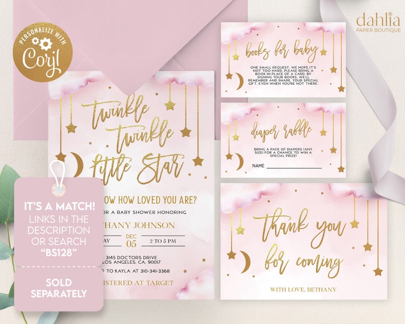 Może przedstawiać: R&oacute;żowe i złote zaproszenie na baby shower z akwarelowym tłem chmur i złotymi gwiazdami. Zaproszenie zawiera napis "Twinkle Twinkle Little Star" i zawiera szczeg&oacute;ły dotyczące baby shower organizowanego dla Hany Johnson. Zaproszenie zawiera r&oacute;wnież kartę "książki dla dziecka" i kartę "loterii pieluszek".