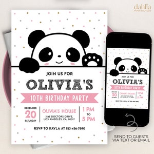 Puede incluir: Una invitación de cumpleaños rosa y blanca con un oso panda blanco y negro asomándose por la parte superior. La invitación dice "Únete a nosotros para la fiesta de cumpleaños número 10 de Olivia" e incluye la fecha, la hora y el lugar de la fiesta.