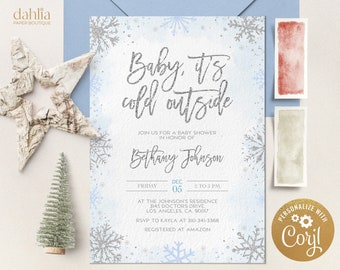 Puede incluir: Una invitación a un baby shower con temática invernal. La invitación presenta el texto "Baby, it's cold outside" en purpurina plateada. Incluye detalles del evento, como la fecha, hora y lugar. Copos de nieve decorativos y detalles de acuarela completan el diseño.