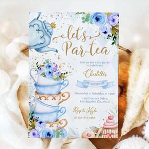 Op de afbeelding: Een blauwe en gouden uitnodiging voor een theeparty met een aquarel-illustratie van een theepot en theekopjes. De uitnodiging zegt "Let's Par-tea" en bevat de tekst "Join us for a tea party to celebrate Charlotte's 5th Birthday".