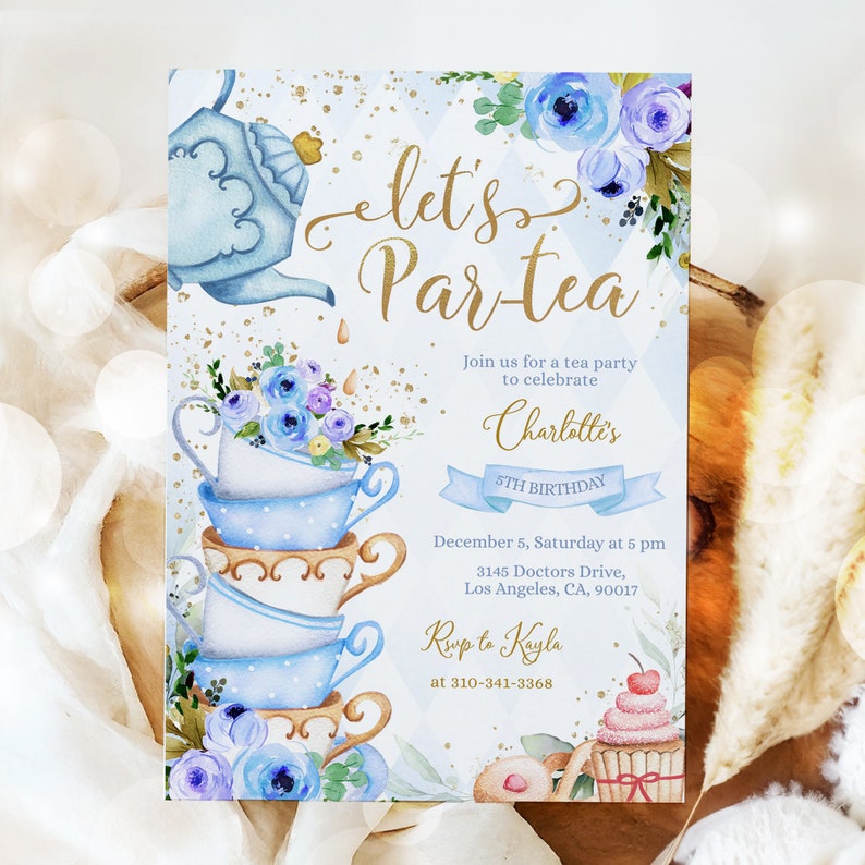 Op de afbeelding: Een blauwe en gouden uitnodiging voor een theeparty met een aquarel-illustratie van een theepot en theekopjes. De uitnodiging zegt "Let's Par-tea" en bevat de tekst "Join us for a tea party to celebrate Charlotte's 5th Birthday".