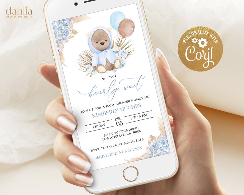 Pu&ograve; includere: Un invito a una festa di baby shower blu e marrone con un orsacchiotto che indossa un maglione con cappuccio blu e tiene un palloncino blu. L'invito dice "We can bearly wait" e include la data, l'ora e il luogo della festa. L'invito &egrave; personalizzato con il nome "Coril".