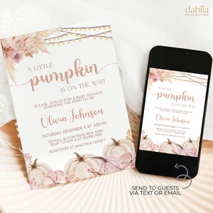 Könnte beinhalten: Babyparty-Einladung mit dem Text "A Little Pumpkin Is On The Way!" in einer weichen, eleganten Schriftart. Die Einladung zeigt Blumen- und Kürbisillustrationen in Rosa- und Cremetönen. Ein Smartphone zeigt die Einladung an.