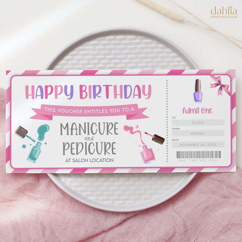 Pu&ograve; includere: Un buono regalo stampabile rosa e bianco con il testo "Buon compleanno" e "Questo buono ti d&agrave; diritto a una manicure e pedicure in salone". Il buono ha uno sfondo a righe rosa e bianco e un'immagine di due flaconi di smalto per unghie.