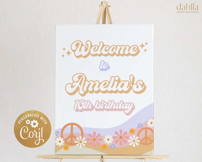 Peut inclure: Une pancarte en toile blanche avec le texte "Bienvenue &agrave; Amelia's 10th birthday" dans une police r&eacute;tro. La pancarte est d&eacute;cor&eacute;e de signes de paix, de fleurs et de lignes ondul&eacute;es dans des tons de rose, violet et marron.