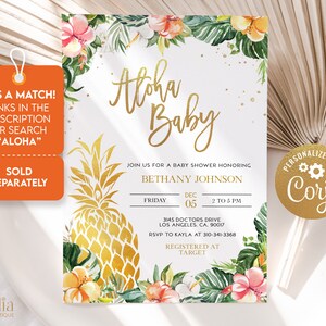 K&ouml;nnte beinhalten: Eine wei&szlig;e Babyparty-Einladung mit goldfarbenem Text und tropischen Blumenakzenten. Der Text lautet "Aloha Baby" und enth&auml;lt Details f&uuml;r eine Babyparty zu Ehren von Bethany Johnson. Die Einladung enth&auml;lt auch den Text "Personalisieren mit Coril".