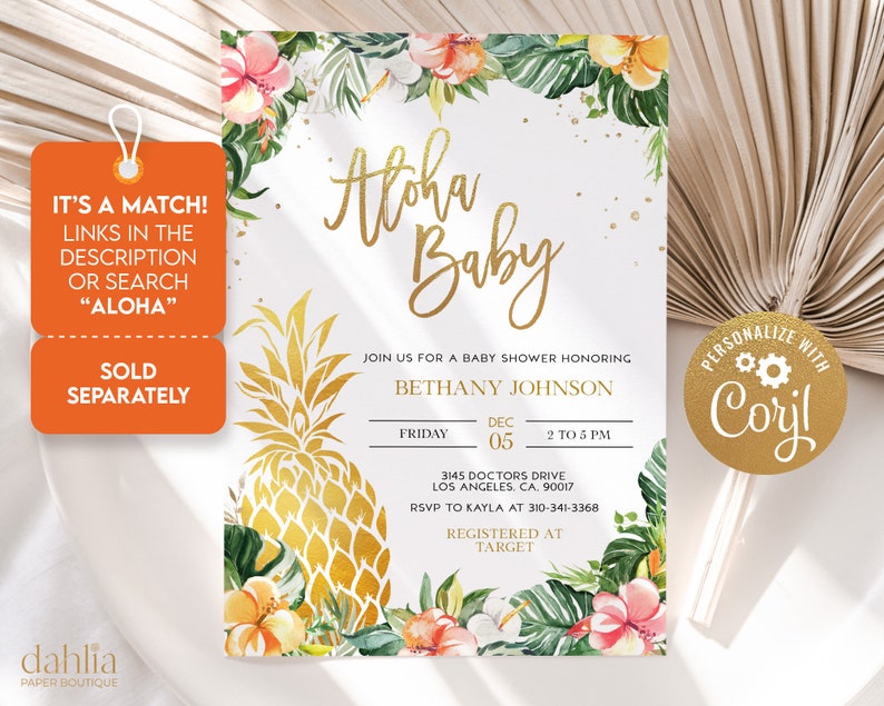 K&ouml;nnte beinhalten: Eine wei&szlig;e Babyparty-Einladung mit goldfarbenem Text und tropischen Blumenakzenten. Der Text lautet "Aloha Baby" und enth&auml;lt Details f&uuml;r eine Babyparty zu Ehren von Bethany Johnson. Die Einladung enth&auml;lt auch den Text "Personalisieren mit Coril".