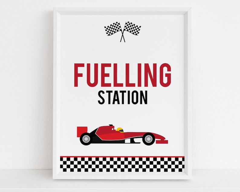 Puede incluir: Un cartel rojo y negro con tem&aacute;tica de coches de carreras con el texto "Fuelling Station" en rojo y negro. El cartel presenta un coche de carreras rojo con un borde de bandera a cuadros.