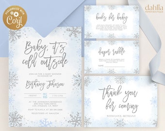 Może przedstawiać: Zestaw zaproszeń na baby shower z motywem zimowym. Zaproszenie zawiera tekst "Baby, it's cold outside" w srebrnym brokacie, wraz ze szczegółami wydarzenia. Zawiera karty na książki dla dziecka, loterię pieluszkową i podziękowania. Projekt zawiera płatki śniegu.