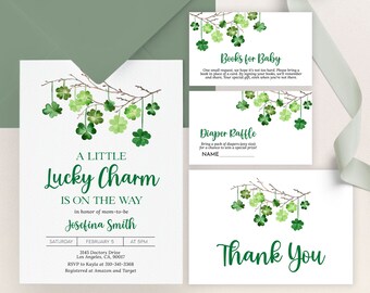 Op de afbeelding: Een babyborrel uitnodiging met een aquarel illustratie van een klavertje vier-krans. De uitnodiging luidt "A Little Lucky Charm is on the way" ter ere van Josefina Smith. De uitnodiging bevat de datum, tijd en locatie van de borrel, evenals RSVP-informatie.