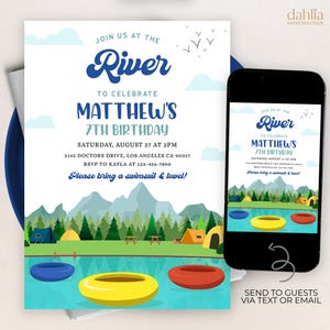 Puede incluir: Una invitación de cumpleaños azul y blanca con una escena de río de dibujos animados. La invitación es para el séptimo cumpleaños de Matthew. El texto dice "Únete a nosotros en el río para celebrar el séptimo cumpleaños de Matthew. Sábado 27 de agosto a las 2 PM. 3145 Doctors Drive, Los Ángeles CA 90017. RSVP a Kayla al 123-456-7890. ¡Por favor, trae un traje de baño y una toalla!"