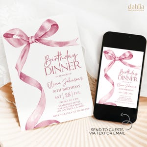 Puede incluir: Una invitación a una cena de cumpleaños con un diseño de lazo rosa en acuarela. La invitación incluye el texto "Birthday Dinner" y los detalles del 30 cumpleaños de Olivia Johnson, junto con un smartphone que muestra el mismo diseño.