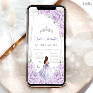 Puede incluir: Una invitación de Quinceañera floral morada y blanca con una corona plateada y un dibujo de una niña con un vestido lavanda. El texto dice "Usted está invitada a Sofia Isabella's Quinceañera Sábado, 26 de noviembre de 20XX a las 11 en punto Misa en la Iglesia Católica de San José, 3145 Doctors Drive, Los Ángeles, CA Recepción en el Hotel Palm Breeze Los Ángeles, CA Ryp a Kayla al 310-341-3368 antes del 5 de noviembre"