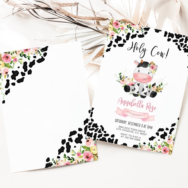 Pu&ograve; includere: Una mucca bianca e nera con accenti rosa e una corona di fiori &egrave; raffigurata su un invito bianco con uno sfondo a stampa di mucca bianco e nero. L'invito recita "Holy Cow!" e "Annabella Rose compie 2 anni". L'invito include anche la data, l'ora, l'indirizzo e le informazioni RSVP.