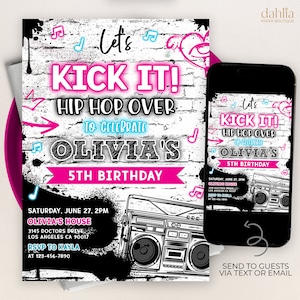 Könnte beinhalten: Eine schwarz-weiße Geburtstagseinladung im Graffiti-Stil. Die Einladung zeigt einen Ghettoblaster, Musiknoten und den Text "Let's Kick It! Hip Hop Over to Celebrate Olivia's 5th Birthday".