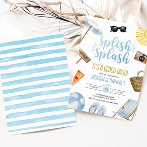 Peut inclure: Une invitation de f&ecirc;te d'anniversaire sur le th&egrave;me de la plage &agrave; rayures bleues et blanches avec le texte "Splish Splash It's a Beach Bash!" et "Jackson a 5 ans". L'invitation comprend un parasol de plage, des lunettes de soleil, une chaise de plage, un ballon de plage, un panier en osier et un appareil photo.