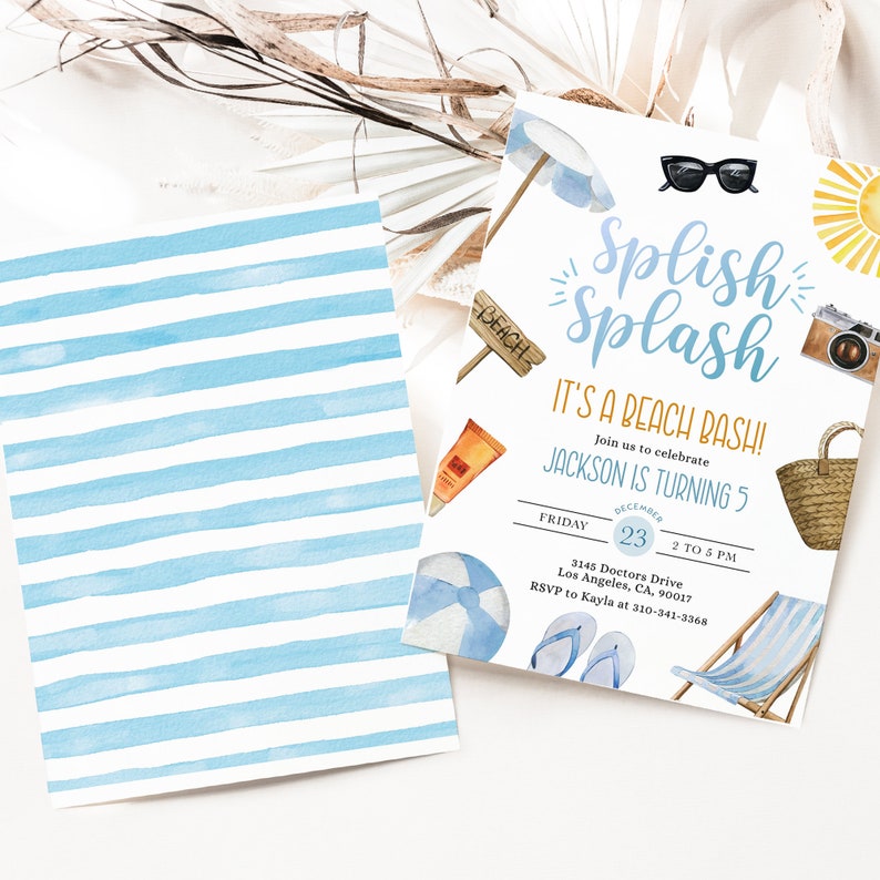 Peut inclure: Une invitation de f&ecirc;te d'anniversaire sur le th&egrave;me de la plage &agrave; rayures bleues et blanches avec le texte "Splish Splash It's a Beach Bash!" et "Jackson a 5 ans". L'invitation comprend un parasol de plage, des lunettes de soleil, une chaise de plage, un ballon de plage, un panier en osier et un appareil photo.