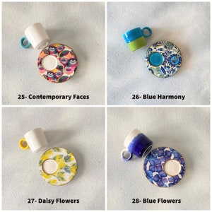 Pu&ograve; includere: Quattro set di tazze e piattini da espresso in ceramica. Ogni set presenta una tazza bianca con un manico colorato e un piattino abbinato. I piattini hanno design unici: "Contemporary Faces", "Blue Harmony", "Daisy Flowers" e "Blue Flowers".