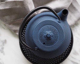 Théière en fonte, théière japonaise, bouilloire en fonte, décoration de cuisine unique, cadeau de pendaison de crémaillère, cadeau pour la maison, cadeau déco pour maman