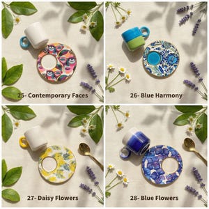 Puede incluir: Cuatro juegos de tazas y platillos de cer&aacute;mica con varios dise&ntilde;os. Los juegos incluyen una taza blanca con asa azul y un platillo con dise&ntilde;o de rostro, una taza azul y verde con platillo floral, una taza blanca con asa amarilla y platillo de margarita, y una taza azul con platillo floral. El texto en la imagen incluye "25- Contemporary Faces", "26- Blue Harmony", "27- Daisy Flowers" y "28- Blue Flowers".