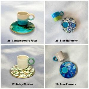 Puede incluir: Cuatro juegos de tazas y platillos de caf&eacute; turco con diferentes dise&ntilde;os. El primer juego presenta un dise&ntilde;o azul y blanco con un platillo turquesa y dorado. El segundo juego presenta un dise&ntilde;o floral azul y blanco con un platillo dorado. El tercer juego presenta una taza blanca con un asa verde y un dise&ntilde;o de cadena dorada en el platillo. El cuarto juego presenta un dise&ntilde;o abstracto azul y blanco con un platillo dorado.