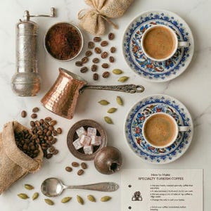 Könnte beinhalten: Draufsicht auf die türkische Kaffeezubereitung. Enthält eine Kupferkaffeekanne, eine Kaffeemühle, Kaffeebohnen, Kaffeetassen auf gemusterten Untertassen und türkische Köstlichkeiten. Der Text lautet "How to Make Specialty Turkish Coffee."