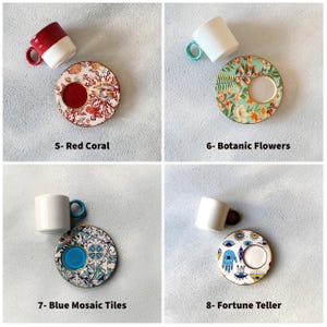Puede incluir: Cuatro juegos diferentes de taza y platillo de caf&eacute; con varios dise&ntilde;os. Los dise&ntilde;os incluyen coral rojo, flores bot&aacute;nicas, azulejos de mosaico azul y s&iacute;mbolos de adivinaci&oacute;n. Cada juego incluye una taza blanca con un borde azul o turquesa y un platillo con un dise&ntilde;o &uacute;nico.