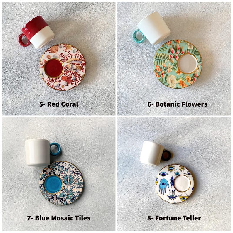 Puede incluir: Cuatro juegos diferentes de taza y platillo de caf&eacute; con varios dise&ntilde;os. Los dise&ntilde;os incluyen coral rojo, flores bot&aacute;nicas, azulejos de mosaico azul y s&iacute;mbolos de adivinaci&oacute;n. Cada juego incluye una taza blanca con un borde azul o turquesa y un platillo con un dise&ntilde;o &uacute;nico.