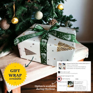 Puede incluir: Una caja de regalo blanca con una cinta verde y un patr&oacute;n de &aacute;rbol de Navidad dorado y verde. La caja est&aacute; sobre una superficie de madera. El texto "Gift Wrap available" est&aacute; en una estrella amarilla. El texto "Option is available during checkout" est&aacute; debajo de la caja. El texto "This order is a gift" y "Add gift wrapping" est&aacute;n marcados en una caja blanca con un borde verde. El texto "Details" est&aacute; en una caja blanca con un borde verde. El texto "Gift wrapping by YourGiftCorner" est&aacute; en una caja blanca con un borde verde. El texto "It will be wrapped in premium quality Christmas pattern gift paper, adorned with a lovely fabric ribbon." est&aacute; en una caja blanca con un borde verde.