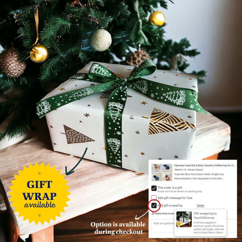 Puede incluir: Una caja de regalo blanca con una cinta verde y un patr&oacute;n de &aacute;rbol de Navidad dorado y verde. La caja est&aacute; sobre una superficie de madera. El texto "Gift Wrap available" est&aacute; en una estrella amarilla. El texto "Option is available during checkout" est&aacute; debajo de la caja. El texto "This order is a gift" y "Add gift wrapping" est&aacute;n marcados en una caja blanca con un borde verde. El texto "Details" est&aacute; en una caja blanca con un borde verde. El texto "Gift wrapping by YourGiftCorner" est&aacute; en una caja blanca con un borde verde. El texto "It will be wrapped in premium quality Christmas pattern gift paper, adorned with a lovely fabric ribbon." est&aacute; en una caja blanca con un borde verde.