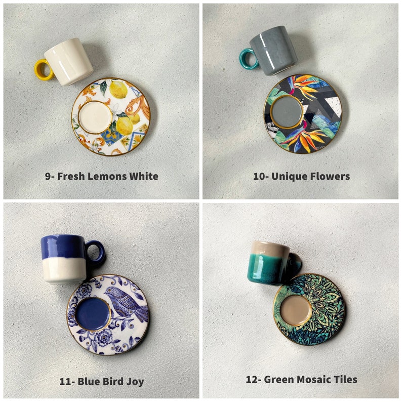 Puede incluir: Cuatro juegos de tazas de espresso y platillos con diferentes dise&ntilde;os. El primer juego presenta una taza y un platillo blancos con un dise&ntilde;o de lim&oacute;n. El segundo juego presenta una taza y un platillo grises con un dise&ntilde;o de flores tropicales. El tercer juego presenta una taza y un platillo azules y blancos con un dise&ntilde;o de p&aacute;jaro azul. El cuarto juego presenta una taza y un platillo verdes y blancos con un dise&ntilde;o de mosaico.