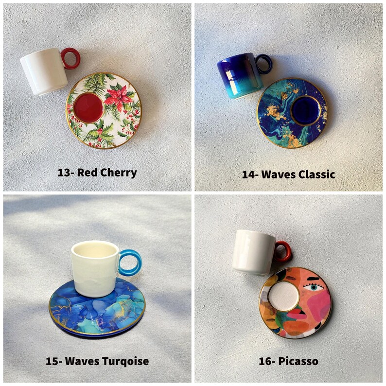 Puede incluir: Cuatro juegos diferentes de taza y platillo de caf&eacute;. El primer juego tiene una taza y un platillo blancos con un dise&ntilde;o de cerezas rojas. El segundo juego tiene una taza y un platillo azules con un dise&ntilde;o de olas azules y verdes. El tercer juego tiene una taza blanca con un asa azul y un platillo con un dise&ntilde;o de olas azules y verdes. El cuarto juego tiene una taza y un platillo blancos con un dise&ntilde;o abstracto colorido.