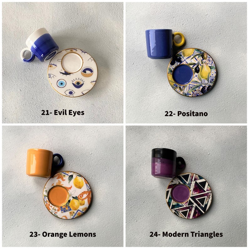 Puede incluir: Cuatro juegos de tazas de espresso y platillos con diferentes dise&ntilde;os. El primer juego tiene un platillo blanco con ojos azules malvados. El segundo juego tiene un platillo azul y blanco con limones y aceitunas. El tercer juego tiene un platillo blanco con limones y naranjas. El cuarto juego tiene un platillo blanco y negro con tri&aacute;ngulos.