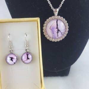 18 Inch Silver Tone Pendant Necklace and Matching Earring Set
