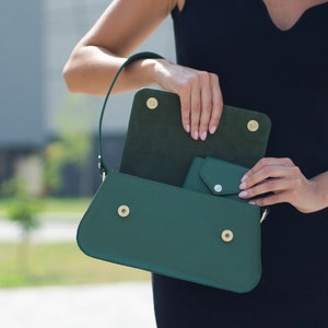 Frauen Ledertasche, grüne Baguette Tasche, schwarze Alltagshandtasche, Handgefertigte Leder Minimalistische Handtasche, Ledertasche für Damen, Geschenk für Frauen