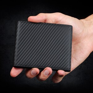 Portafoglio RFID in pelle personalizzato per uomo con portafoglio sottile e minimalista per carte inciso, portafoglio da viaggio RFID personalizzato, regalo di anniversario